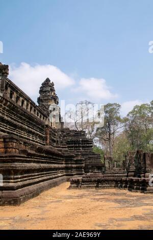 Angkor Thom, Kambodscha, März 2016: Hinten Erhöhungen der beeindruckenden Baphuon Temple Mountain. von Archäologen rekonstruiert über 16 Jahre Stockfoto