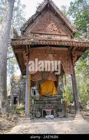 Kambodscha, Angkor Thom - März 2016: Alte Buddha Statuen wurden mit dekorativen Dächer abgedeckt und sind immer noch von der lokalen Bevölkerung als pl verwendet Stockfoto