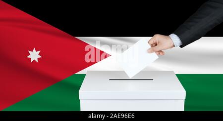 Wahl in Jordanien. Die Hand des Menschen, der seine Stimme in die Wahlurne setzt. Gewellte Jordan Flagge auf Hintergrund. Stockfoto