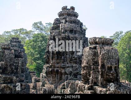 Kambodscha, Bayon Tempel - März 2016: Bayon ist bemerkenswert für die 216 heitere und lächelnden steinernen Gesichter auf der vielen Türme ragen aus dem hohen Terra Stockfoto