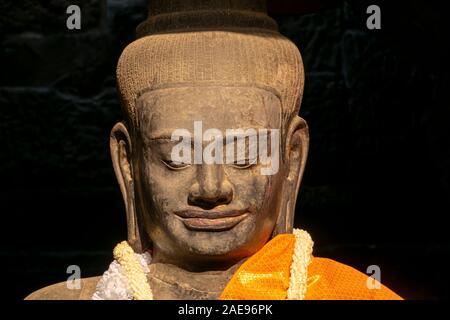 Kambodscha, Angkor Thom - März 2016: Alte Buddha Statuen wurden mit dekorativen Dächer abgedeckt und sind immer noch von der lokalen Bevölkerung als pl verwendet Stockfoto