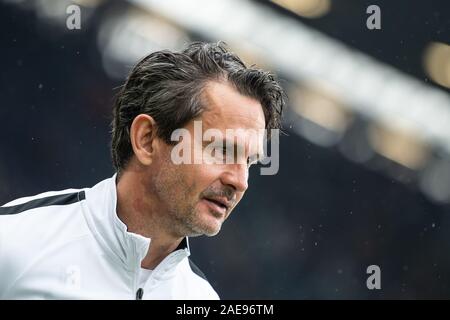 Hannover, Deutschland. 07 Dez, 2019. 2. Fussball Bundesliga, Hannover 96 - Erzgebirge Aue, 16. Spieltag in der HDI-Arena. Aue's Coach Dirk Schuster ist im Stadion vor dem Spiel. Credit: Swen Pförtner/dpa - WICHTIGER HINWEIS: In Übereinstimmung mit den Anforderungen der DFL Deutsche Fußball Liga oder der DFB Deutscher Fußball-Bund ist es untersagt, zu verwenden oder verwendet Fotos im Stadion und/oder das Spiel in Form von Bildern und/oder Videos - wie Foto Sequenzen getroffen haben./dpa/Alamy leben Nachrichten Stockfoto