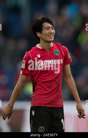 Hannover, Deutschland. 07 Dez, 2019. 2. Fussball Bundesliga, Hannover 96 - Erzgebirge Aue, 16. Spieltag in der HDI-Arena. Hannovers Genki Haraguchi lächelt. Credit: Swen Pförtner/dpa - WICHTIGER HINWEIS: In Übereinstimmung mit den Anforderungen der DFL Deutsche Fußball Liga oder der DFB Deutscher Fußball-Bund ist es untersagt, zu verwenden oder verwendet Fotos im Stadion und/oder das Spiel in Form von Bildern und/oder Videos - wie Foto Sequenzen getroffen haben./dpa/Alamy leben Nachrichten Stockfoto