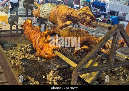 Frisch geröstete gegrilltes Lamm und Schweinefleisch vom Grill, bevor Sie im Restaurant verkauft wird. Stockfoto