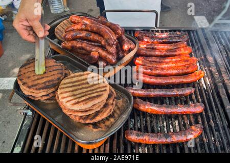 Traditionelle Straße Verkauf von gegrillte Würstchen und gegrillte Würstchen. Stockfoto