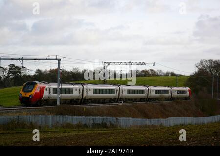 Ein Virgin Trains Class 221 Super Voyager fährt der West Coast Main Line am letzten Tag der Virgin Trains Franchise, Dezember 2019 Stockfoto