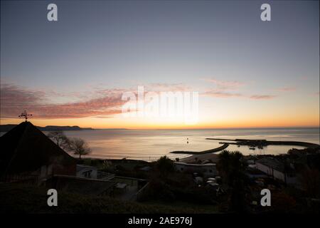 Eine Ansicht von Lyme Regis Hafen bei Sonnenaufgang an einem frostigen Morgen im Anfang Dezember 2019. Lyme Regis ist auf der Heritage Coast oder jurassi gelegen Stockfoto