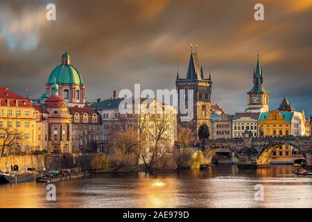 Prag, Tschechische Republik - Die weltberühmte Karlsbrücke (Karluv most) mit St. Francis von Assisi Kirche und Uhrturm mit wunderschönen Golden Sunset l Stockfoto