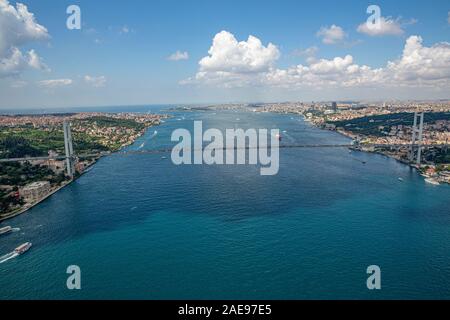 Istanbul, Türkei - 9 Juni, 2013; Istanbul Landschaft von Hubschrauber. Blick auf den Bosporus Brücke von Hubschrauber. Aufnahmen aus dem Helikopter. Stockfoto