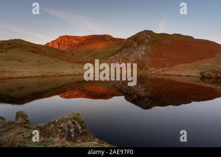 Panoramablick auf Llyn y Dywarchen, Snowdon, und Y Garn im Winter im Snowdonia National Park, North Wales. Stockfoto