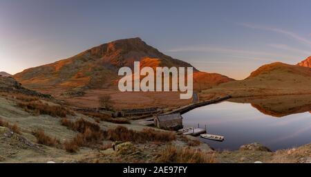 Panoramablick auf Llyn y Dywarchen, Snowdon, und Y Garn im Winter im Snowdonia National Park, North Wales. Stockfoto