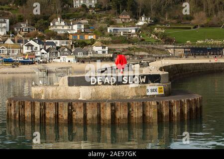 Eine tote langsam Zeichen und Kanonen auf dem östlichen Arm von Lyme Regis Hafen. Lyme Regis ist auf der Heritage Coast oder Jurassic Coast gelegen, und der Hafen Stockfoto