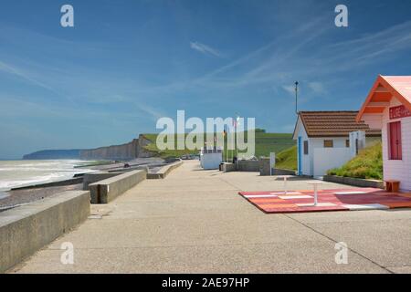 Seafront Promenade neben dem Ozean in der Stadt Saint-Aubin-sur-Mer im Bezirk von Caen Basse Normandie Calvados im Nordwesten Frankreich Stockfoto