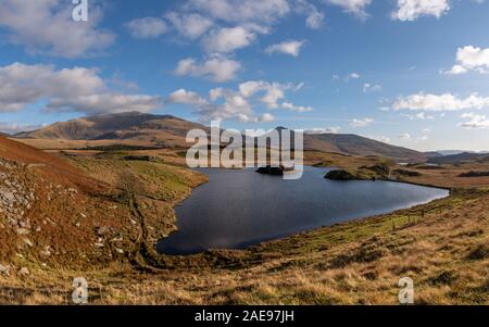 Panoramablick auf Llyn y Dywarchen, Snowdon, und Y Garn im Winter im Snowdonia National Park, North Wales. Stockfoto