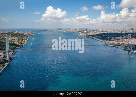 Istanbul, Türkei - 9 Juni, 2013; Istanbul Landschaft von Hubschrauber. Blick auf den Bosporus Brücke von Hubschrauber. Aufnahmen aus dem Helikopter. Stockfoto