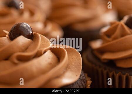Ein "Malted Milk Kugel sitzt auf Vereisung ist ein chocolate Cupcake. Stockfoto