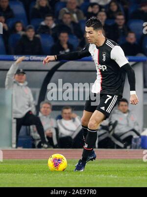 Rom, Italien, 7. Dezember, 2019. Juventus' Cristiano Ronaldo in Aktion während der Serie ein Fußballspiel zwischen Lazio Rom und Juventus im Olympiastadion. Kredit Riccardo De Luca - UPDATE BILDER/Alamy leben Nachrichten Stockfoto