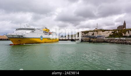 Dieppe, Frankreich - 18.08.2019: Die Ro-ro-Fahrgastschiff MS Cote d'Albatre von Transmanche Fähren, die die französischen Hafen von Dieppe Frankreich zu verknüpfen. Stockfoto