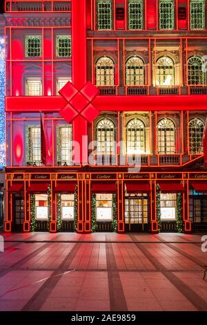 LONDON, UK, 07. Dezember 2019: Cartier Flagship Store New Bond Street in London's West End ist für Weihnachten dekoriert. Stockfoto