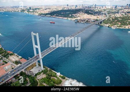 Istanbul, Türkei - 9 Juni, 2013; Istanbul Landschaft von Hubschrauber. Blick auf den Bosporus Brücke von Hubschrauber. Aufnahmen aus dem Helikopter. Stockfoto