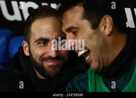 Stadio Olympico, Rom, Italien. 7 Dez, 2019. Serie A Fussball, Lazio gegen Juventus Turin; Gonzalo Higuain und Buffon von Juventus Turin - Redaktionelle Verwendung Credit: Aktion plus Sport/Alamy leben Nachrichten Stockfoto