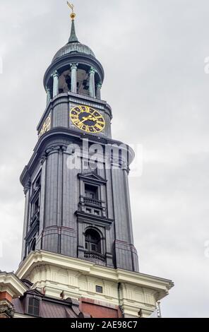 Kupfergedeckter Uhrturm der St. Michaels Evangelisch-Lutherischen Kirche Hamburg Deutschland. Stockfoto