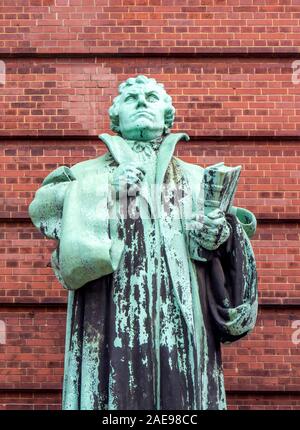 Statue Denkmal für Martin Luther von Otto Lessing Bildhauer der St Michael Evangelisch-Lutherischen Kirche Hamburg Deutschland Stockfoto