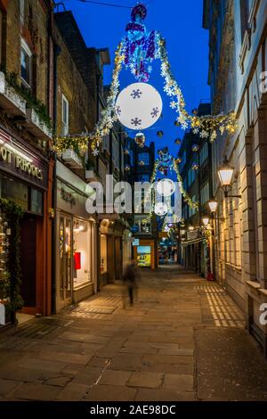 LONDON, Großbritannien - 07 Dezember, 2017: Weihnachtsbeleuchtung auf der Gee Hof, ein beliebtes Ziel für die West End Shopper, locken Tausende von Londoner und Touri Stockfoto