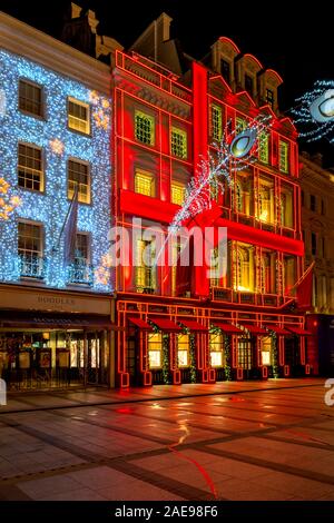 LONDON, UK, 07. Dezember 2019: Cartier Flagship Store New Bond Street in London's West End ist für Weihnachten dekoriert. Stockfoto