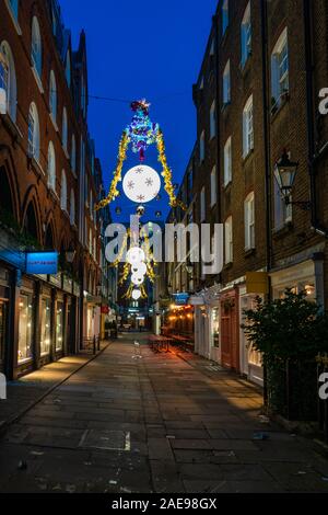 LONDON, Großbritannien - 07 Dezember, 2017: Weihnachtsbeleuchtung auf der Gee Hof, ein beliebtes Ziel für die West End Shopper, Stockfoto