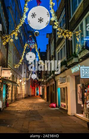 LONDON, Großbritannien - 07 Dezember, 2017: Weihnachtsbeleuchtung auf der Gee Hof, ein beliebtes Ziel für die West End Shoppers Stockfoto