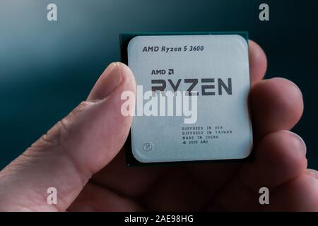 Valencia, Spanien - 07 Dezember, 2019: Hand AMD Ryzen 3600 Prozessor. Neue coonsumer Zen 2, 7 Nanometer desktop-CPUS von AMD. Sehr beliebt 3. Generation Stockfoto