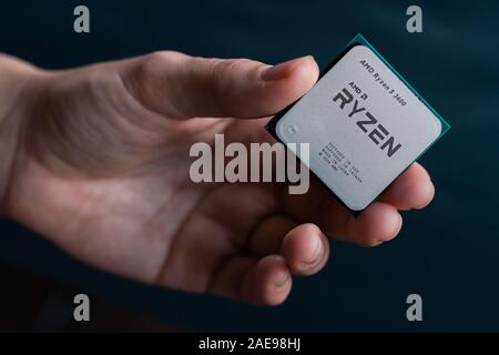 Valencia, Spanien - 07 Dezember, 2019: Hand AMD Ryzen 3600 Prozessor. Neue coonsumer Zen 2, 7 Nanometer desktop-CPUS von AMD. Sehr beliebt 3. Generation Stockfoto