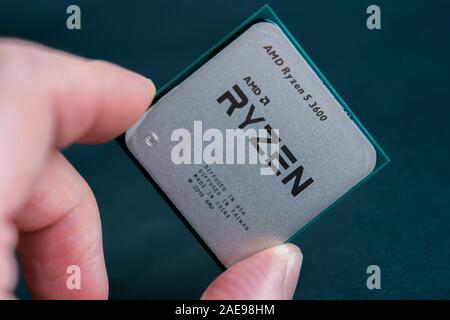 Valencia, Spanien - 07 Dezember, 2019: Hand AMD Ryzen 3600 Prozessor. Neue coonsumer Zen 2, 7 Nanometer desktop-CPUS von AMD. Sehr beliebt 3. Generation Stockfoto