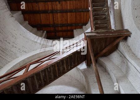 Alte heruntergekommene Holztreppe innerhalb des Gebäudes führen. Stockfoto