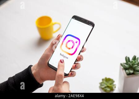 Sarajevo, Bosnien und Herzegowina - 7. Dezember 2019: Mädchen verwendet die Instagram app auf Handy close-up Stockfoto