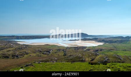 Blick von der Alten Dun Cholla Hill fort über dem Sand am Strand zu den Gezeiten- Insel Oronsay, Insel Colonsay, Schottland suchen Stockfoto