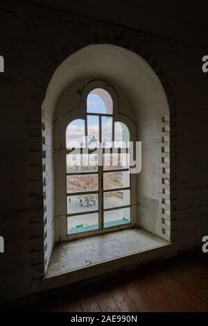 Kuppeln der alten Kirche sind sichtbar durch die rundbogenfenster des alten Turms. Stockfoto