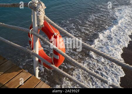 Rettungsring mit einem Seil ist ein Mittel, ein Mann im Meer ertrinken. Stockfoto