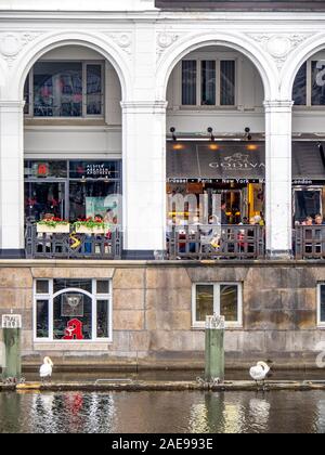 Restaurants im Freien und moderne Geschäfte in der Alster Arcades im Stil Venetiens am Ufer der kleinen Alster Neustadt Hamburg Deutschland Stockfoto