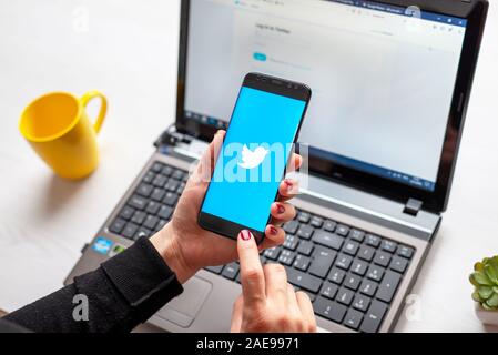 Sarajevo, Bosnien und Herzegowina - 7. Dezember 2019: Mädchen nutzen Twitter Social Network Service post und Nachrichten mit Smart Phone und l interagieren Stockfoto