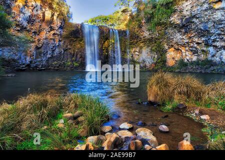 Süßwasser-Pool unter Dangar fallen in Dorrigo national Park von Australien - verschwommenes Strom von Wasser fallen von erodierten Sandsteinfelsen Hochebene, auf einem Bri Stockfoto