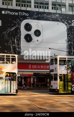 HongKong - November, 2019: Apple Iphone 11 Pro adverstisement auf Billboards in Hongkong Stockfoto