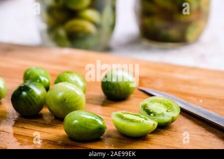 Frische organische grüne Tomaten Stockfoto