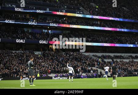 London, Großbritannien. 07 Dez, 2019. Lucas Moura (TH) Wellen der Menge nach dem Scoring der zweiten Sporne Ziel (2-0) an der Tottenham Hotspur v Burnley englische Premier League Spiel an der White Hart Lane Stadium, UK am 7. Dezember 2019. ** Nur die redaktionelle Nutzung, eine Lizenz für die gewerbliche Nutzung erforderlich. Keine Verwendung in Wetten, Spiele oder einer einzelnen Verein/Liga/player Publikationen ** Quelle: Paul Marriott/Alamy leben Nachrichten Stockfoto