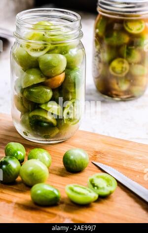 Frische organische grüne Tomaten Stockfoto