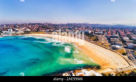 Die Kontamination der Luft über größere Sydney, berühmten Bondi Beach und östlichen Vorort während der brennende Busch Brandschutz Jahreszeit - Luftbild von Residenzappartementhaus Stockfoto