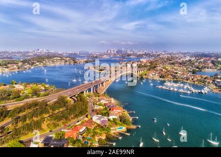 Großraum Sydney Parramatta River entlang von Gladesville s-Brücke in Richtung Stadt Sydney CBD Skyline in erhöhten Luftaufnahme. Stockfoto