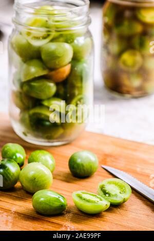 Frische organische grüne Tomaten Stockfoto