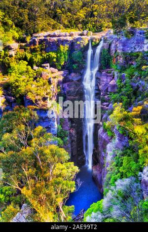 Hohe waterfrall auf Kangaroo River - Carrington fallen im Morton National Park in Australien. Wasser fließt aus Sandstein Plateau zwischen everg Stockfoto